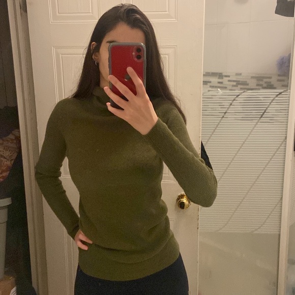 Vince Turtleneck Sweater in Olive Green Size small *small flaw - Picture 2 of 6